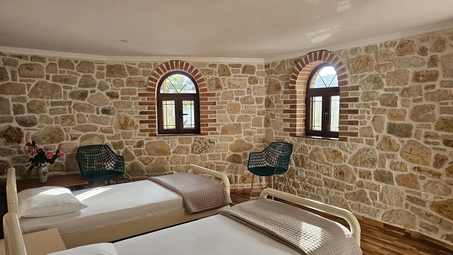 Veronika Apartments Qeparo